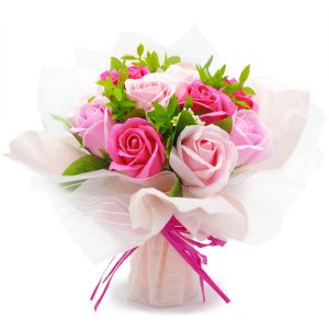 ピンク系のお花にグリーンがアクセントになったキュートで華やかな花束