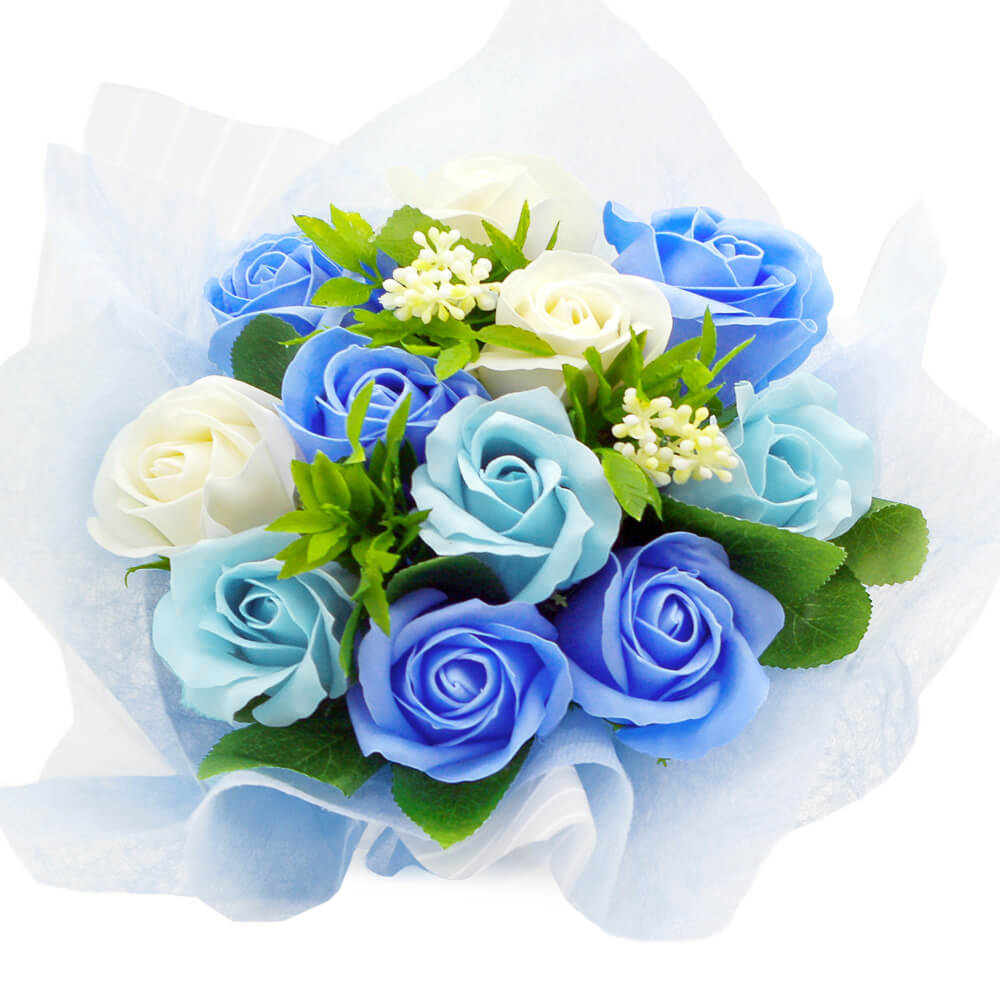 ブルー系とホワイトのバラに、グリーンがアクセントになった爽やかでエレガントな花束です。
