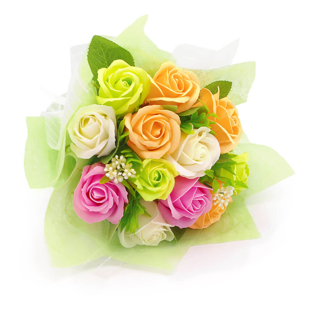 オレンジや黄緑・ピンクなど、明るくカラフルな色合いのお花を組み合わせた、とってもポップでかわいい花束です。