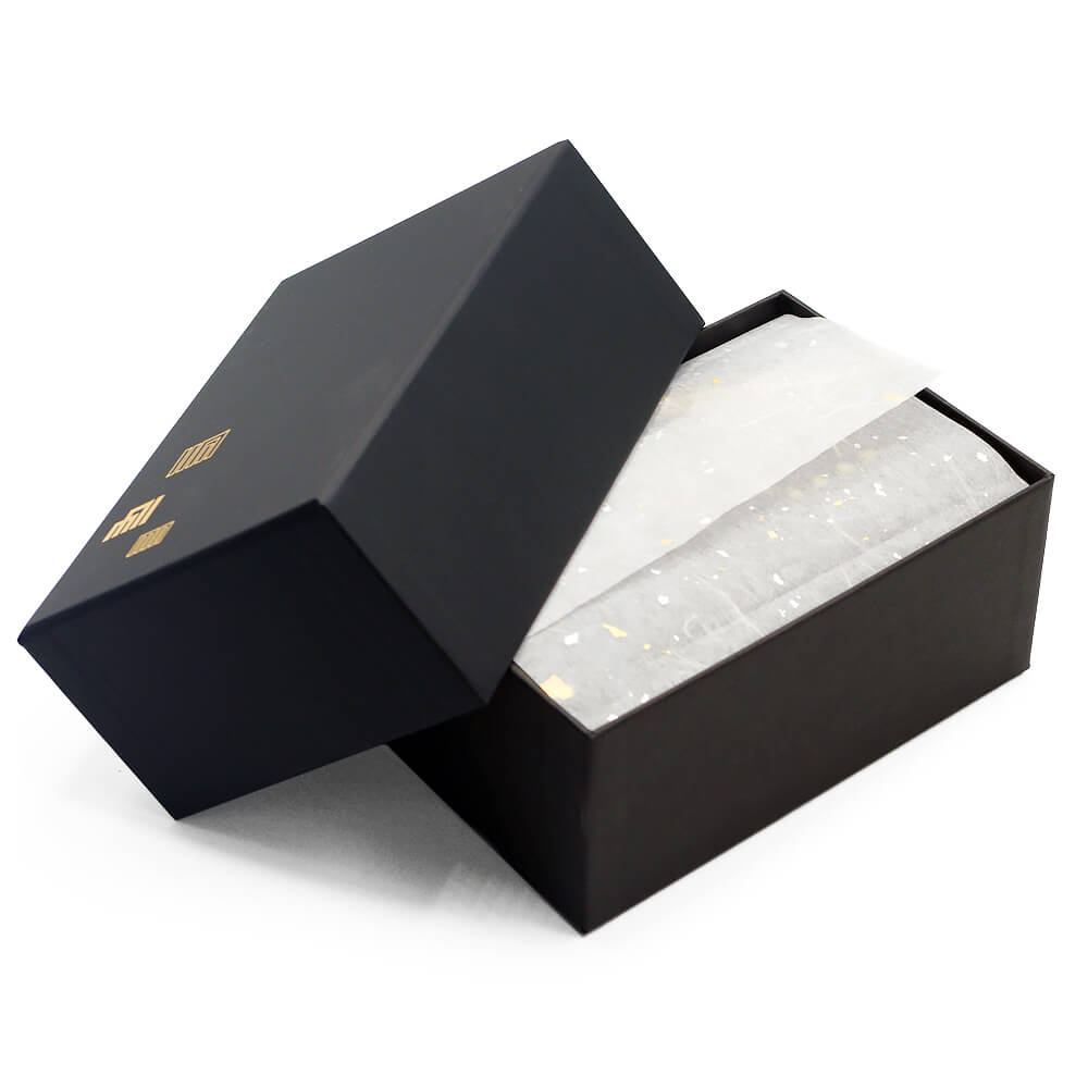 重厚感のある紙箱は手文庫として、お仏壇のお線香の保管や小物入れとしてお使いいただけます。