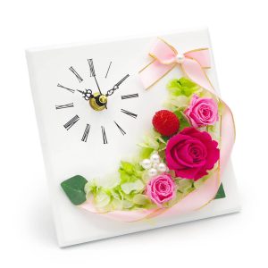 ピンクバラと苺のパーツがかわいい、時計付きプリフラットフレーム。