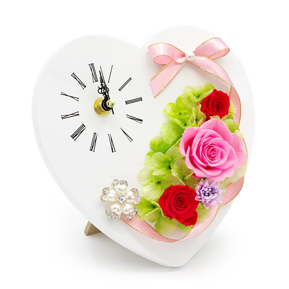 時計付きのハート型フレームに、ピンクと赤のバラを華やかにアレンジしたおしゃれなクロックフレーム。