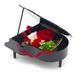 光沢のあるブラックの美しいグランドピアノに赤白のバラをアレンジ。