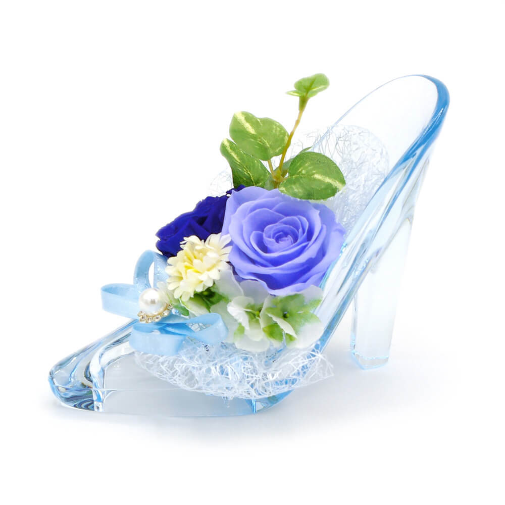 まるでシンデレラのガラスの靴のように美しいブルーのクリアハイヒール。