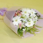 白と淡いパステルカラーの花々を使った小さめの花束