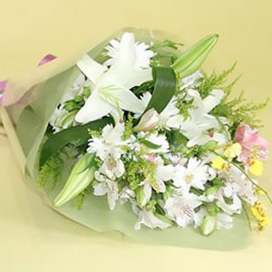 白とパステルカラーの季節のお花を使った淡く、清々しい印象の花束