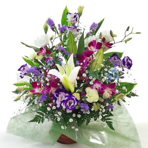 白と紫の彩りのお供え花です。