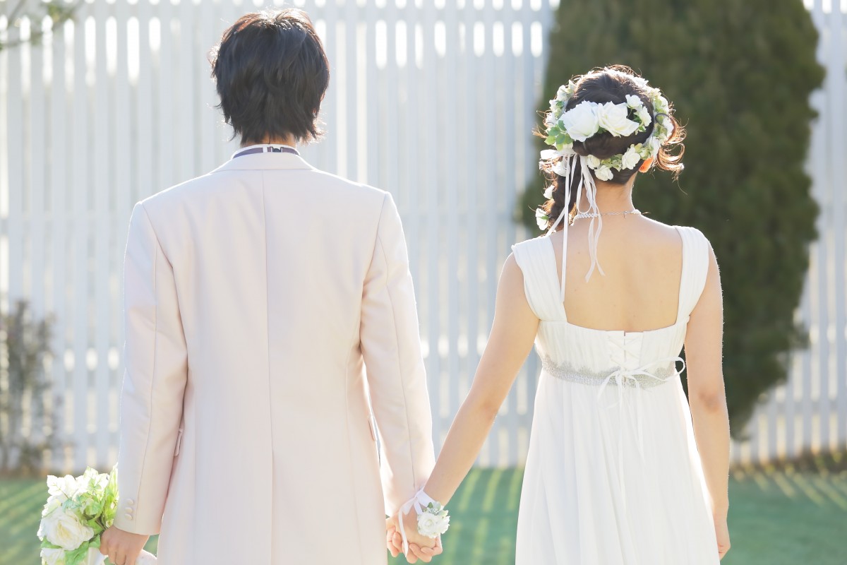 友人の結婚式に送る祝電の費用相場はいくら？参考価格をご紹介 | 電報