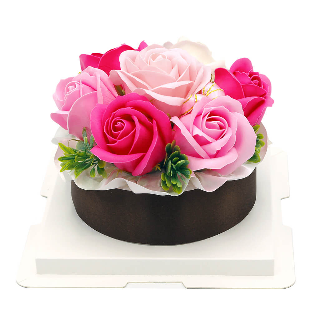 上品な香りのフレグランスソープフラワーをチョコレートケーキのように飾りつけ。